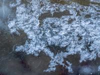 Eiskristalle schließen sich in der Eisschicht im Lochgrabenbach zusammen